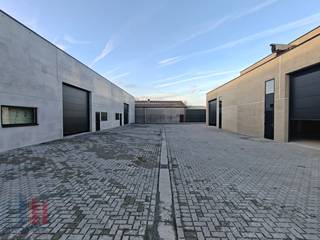 Nieuwbouw KMO-unit met een oppervlakte van 138 m² te koop langs de Hoogledestraat te Kortemark.De casco opslagruimte opgebouwd uit een...