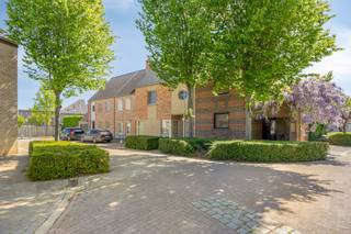 This ready-to-move-in house of 231m² living space is located in a prime location in Hasselt: in a quiet, green neighborhood with playgrounds...