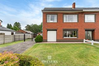 Voor meer info en foto’s, surf naar www.swevers.be – Op een rustige en groene locatie in Diepenbeek vindt u deze halfopen gezinswoning met veel potentieel. De woning, gebouwd in 1967, beschikt over een bewoonbare oppervlakte van 177 m² en vormt de ideale basis voor wie op zoek is naar ruimte en de mogelijkheid om alles naar eigen smaak te renoveren. Via de inkomhal bereikt u de lichtrijke woonkamer van 28,50 m², aansluitend op de eetkamer en keuken. Achteraan bevinden zich een apart toilet, wasplaats en ruime berging, wat extra mogelijkheden biedt voor een hedendaagse herinrichting. Op de eerste verdieping zijn er drie slaapkamers van respectievelijk 15,20 m², 13,30 m² en 9,80 m², evenals een badkamer met ligbad, wastafel en toilet. De zolder biedt bovendien de kans om een extra slaapkamer, bureau of hobbyruimte te creëren. Een absolute troef is het perceel van 7a 88ca met noordwestelijke oriëntatie. Hier geniet u volop van de avondzon en beschikt u over voldoende ruimte voor een terras, tuin of speelomgeving voor kinderen. Daarnaast is er een garage van 20 m² aanwezig en zijn de ramen voorzien van rolluiken. De woning ligt in een rustige residentiële straat, vlak bij Hasselt en dichtbij alle voorzieningen. Scholen bevinden zich op 600 meter, restaurants op 800 meter, openbaar vervoer op 1,3 kilometer, winkels op 3,2 kilometer en de snelweg op 6,9 kilometer. Bent u op zoek naar een ruime woning met renovatiepotentieel, uitbreidingsmogelijkheden en een mooie tuin op een rustige locatie? Dan is dit een uitstekende kans om uw eigen woonproject te realiseren. Voor meer informatie, bel 011 255 155. Bron bewoonbare oppervlakte: EPC – verslag. Dit pand is onderworpen aan de renovatieverplichting van de Vlaamse overheid voor residentiële gebouwen (behoudens bij sloop binnen 5 jaar na de aankoop). Consulteer voor meer informatie de website van het Vlaams Energie- en Klimaatagentschap via https://www.vlaanderen.be/een-huis-of-appartement-kopen/renovatieverplichting-voor-residentiele-gebouwen.