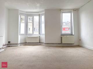 Karaktervolle woonst op ideale ligging. Heel korte wandelafstand van station. Bestaande uit een lichtrijke ruime leefruimte, keuken, 2 slaapkamers, badkamer en balkon. Geen syndiek te betalen.