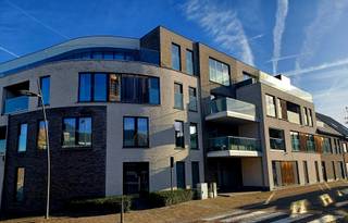 In de stijlvolle residentie 'De Fonteine' bevindt het appartement zich uiterst rechts op het gelijkvloers (ingang Regentiestraat).Indeling: inkomhal,...