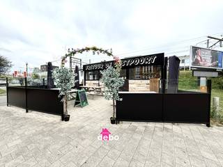 Ben je op zoek naar een instapklare frituur op een uitstekende locatie? Grijp dan nu je kans! Frituur De Oostpoort, gelegen op een topligging in Kortrijk, is dé uitgelezen opportuniteit voor wie wil starten of uitbreiden in de horecasector.<br /><br />Deze goed draaiende zaak is volledig uitgerust en klaar om overgenomen te worden zonder extra investeringen. Alles is aanwezig om meteen te starten:<br /><br />🔹 Volledig ingerichte frituur met professionele Perfecta-installatie ( 3 jaar oud ), inclusief:<br />Transfer-systeem<br />Vleesbak ( 3 manden )<br />2 afbakpotten<br />Bakplaat<br /><br />🔹 Ruime koel- en vriescapaciteit (optimale koelcapaciteit):<br />Koeltoog<br />Frigocel<br />4 diepvriezers<br /><br />🔹Comfort &amp; Zithoek:<br />10 zitplaatsen binnen<br />20 zitplaatsen buiten – ideaal voor de zomermaanden<br />Gezellige inrichting en goede sfeer<br /><br />🔹Uitrusting:<br />3 televisies voor klantentainment<br />2 infrarood verwarmers voor het terras<br /><br />🔹 Ideale ligging met veel passage en zichtbaarheid – zowel voor afhaal als ter plaatse eten.<br />Of je nu een ervaren uitbater bent of een gemotiveerde starter, deze zaak biedt een unieke kans op een rendabele overname met bewezen potentieel.<br /><br />Troeven:<br />Gelegen op een drukke locatie met veel passage<br />Gunstige huurvoorwaarden ( €900/maand)<br />Alles aanwezig om direct te starten<br />Geschikt voor zowel afhaal als ter plaatse eten<br /><br />Een unieke kans voor zowel starters als ervaren uitbaters in de horeca!<br />📍 Locatie: Oostpoort – Kortrijk<br />📦 Overnameprijs en voorwaarden op aanvraag<br />📞 Interesse? Contacteer ons vandaag nog voor meer info of een bezichtiging.