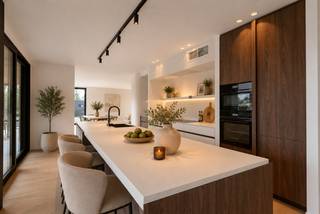 Prachtig afgewerkt nieuwbouwappartement te 2970 ’s-Gravenwezel, in de “Parel der Voorkempen”. Gelegen op de Wijnegemsteenweg 92, op 100 meter van het centrum!<br /><strong>Dit appartement is volledig afgewerkt en instapklaar, inclusief de schilderwerken en verlichting.</strong><br />Kopen aan 6% BTW ipv 21% behoort tot de mogelijkheid. Vraag naar de voorwaarden.<br />E-peil 7<br /><br />Wanneer je binnenkomt in dit prachtig afgewerkte nieuwbouwappartement, word je meteen verwelkomd door een ruime en elegante inkomhal. De vloer is afgewerkt met hoogwaardige parket, wat meteen een warme sfeer creëert. Aan de rechterzijde vind je de vestiaire, perfect voor het opbergen van jassen en schoenen, en het gastentoilet, modern ingericht en afgewerkt met subtiele details.<br /><br />Wanneer je verder loopt, kom je door een smeedijzeren glazen deur die leidt naar de royale open keuken en woonkamer. Deze ruimte baadt in het licht dankzij de grote ramen die uitkijken op het ruime overdekte terras.<br /><br />De moderne open keuken, die naadloos aansluit op de woonkamer, is volledig uitgerust met kwalitatieve inbouwapparatuur. De strakke afwerking en het eigentijdse design zorgen voor een stijlvolle uitstraling, ideaal voor wie houdt van koken in een luxueuze omgeving.<br /><br />Het overdekte terras van 48m² nodigt uit tot ontspannen buitenmomenten, of je nu geniet van een kop koffie in de ochtendzon of een avonddiner met vrienden. Door de ruimte en het uitzicht heb je hier echt een verlenging van je woonruimte. De berging, voorzien van aansluitingen voor een wasmachine en droogkast, biedt ook extra opbergruimte – een praktische en discrete plek voor huishoudelijke spullen. Verder naar de slaapkamers: De masterbedroom is ruim opgezet en loopt door naar een aparte dressingruimte, waar veel ruimte is voor kledingopslag. Aansluitend tref je de prachtige hoofdbadkamer, afgewerkt in Mortex, met een luxe ligbad, inloopdouche, dubbele lavabo en een privatief toilet. Het geheel voelt als een privéoase van rust.<br />De tweede slaapkamer, ideaal als logeerkamer, biedt voldoende ruimte voor ingebouwde kasten en heeft directe toegang tot een eigen douchekamer, ook afgewerkt in dezelfde moderne stijl. Dit geeft gasten of gezinsleden extra comfort en privacy.<br /><br /><strong><u>Positieve aspecten:</u><br />Het appartement is voorzien van de nieuwste technologieën, zoals airconditioning, een warmtepomp, vloerverwarming en 8 zonnepanelen, wat zorgt voor een duurzaam en comfortabel woonklimaat.</strong><br /><strong>Bij dit appartement horen ook een ondergrondse kelder en twee carports, inclusief een extra buitenberging. Dit alles maakt van dit appartement een unieke en complete woonervaring in het hart van ’s-Gravenwezel.</strong><br /><br /><span>Ter info: enkele foto's hebben we wat meer aangekleed en zijn ter illustratie. </span>