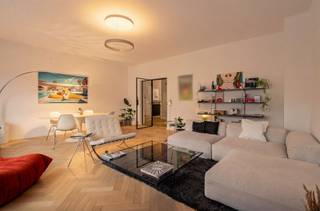 <p><span>Uniek gelijkvloersappartement met zalige tuin en staanplaats</span></p><p><span> </span></p><p><span>OMSCHRIJVING</span></p><p><span>Dit uitzonderlijk gelijkvloers appartement combineert comfort, stijl en een absolute topligging. Gelegen in een goed onderhouden gebouw, op wandelafstand van supermarkten, bakkers, eetgelegenheden en het school 't Pulhof. Bovendien ben je zo in het Brilschanspark waar je zalig kan wandelen en of sporten. Dankzij de tram die voor de deur stopt, ben je in no-time in de Stad.</span></p><p><span> </span></p><p><span>INDELING</span></p><p><span>Dit appartement ademt stijl. Warme elementen zoals visgraadparket worden harmonieus gecombineerd met een moderne afwerking.</span></p><p><span>Bovendien is het volledig instapklaar en onderging het een grondige renovatie: de elektriciteit werd conform gemaakt, er werden nieuwe ramen geplaatst en de badkamer (2025) werd vernieuwd.</span></p><p><span>Bij het betreden van de ruime en centraal gelegen inkomhal word je instant verrast door de sfeervolle inrichting en het ruimtelijk gevoel. De inkomhal creëert een aangename flow doorheen de woning, waardoor elke ruimte als een nieuwe ontdekking aanvoelt. </span></p><p><span>Aan de voorzijde vind je de gezellige leefruimte op visgraadparket, een ideale plek om tot rust te komen. Achteraan bevindt zich de open keuken met aangrenzend een extra multifunctionele ruimte / veranda die momenteel dienst doet als fitnessruimte. Van hieruit is er directe toegang naar de zeer ruime en open tuin. Er zijn 2 rustige slaapkamers aan de achterzijde van het gebouw, een vernieuwd apart toilet en een badkamer met inloopdouche.</span></p><p><span>Verder is er ook nog een aparte kelderberging.</span></p><p><span>De ruime ondergrondse staanplaats biedt plaats voor een wagen en fietsen en kan bij aangekocht worden voor €20.000,00.</span></p><p><span>Provisie: € 138 per maand (lift; gemene delen: water, ek; syndicus, verzekering). Spaarfonds: € 46,8 per maand.</span></p><p><span> </span></p><p><span>TROEVEN</span></p><p><span>-Instapklaar</span></p><p><span>-Elektrische rolluiken leefruimte</span></p><p><span>-Kleinschalig gebouw </span></p><p><span>-Zalige tuin</span></p><p><span>-Eigen gasketel (3 j oud)</span></p><p><span> </span></p>