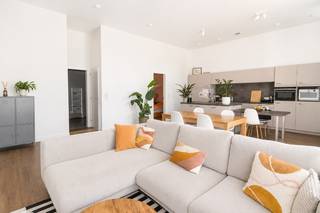Gelijkvloers appartement rustig gelegen in een zijstraat van de Koning Albertlaan in Walem. <br />Op fietsafstand van het centrum van Mechelen en met een goede verbinding naar E19 Brussel- Antwerpen.<br /><br />Indeling: ruime leefruimte met veel lichtinval door de hoge ramen, volledig geïnstalleerde open keuken, badkamermet ligbad/douche, 2 slaapkamers, terras, apart toilet, berging met aansluiting voor wasmachine, parkeerplaats voor het gebouw.<br /><br />Maandelijkse provisie voor de gemene delen = 75 euro<br />Het appartement is beschikbaar vanaf 15/08/2026.<br /><br />Voor meer info of een bezoek via info@immovos.be of 0473 41 15 16.