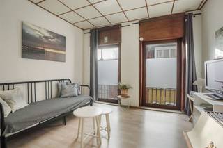 <p><span>Interessante opbrengsteigendom op een toplocatie vlak aan de zeedijk, de jachthaven en het winkel-wandelgebied. </span></p><p><span>In deze kleinschalige residentie vinden we op de eerste verdieping de gezellig ingerichte studio met balkon. </span></p><p><span>De zonnige leefruimte telt grote ramen die het maximum aan licht laten binnenvallen. </span></p><p><span>In het salongedeelte geniet u van alle comfort en veel bergruimte. </span></p><p><span>De zetel kan u omvormen tot een bed alsook kan u gebruik maken van de bedkast met 2-persoonsbed. </span></p><p><span>De geriefelijke keuken biedt u werkblad, kasten, een frigo, microgolf, gasvuur en een dampkap.</span></p><p><span>In de natuurlijk te verluchten badkamer vinden we een douche, toilet en lavabo. </span></p><p><span>De studio wordt verwarmd op gas en is afgewerkt met houten raamprofielen met voornamelijk dubbele beglazing en rolluiken. </span></p><p><span>Dit pand is volledig conform voor vakantieverhuur en beschikt over een brandveiligheidsattest en een blanco elektrische keuring. </span></p><p><span>U kan gebruik maken van de handige berging op de hal alsook van de grote gemeenschappelijke kelder. </span></p><p><span>Fijne troef is de kleinschalige residentie met slechts 3 appartementen en de lage algemene kosten (geen syndicus en geen lift).</span></p>