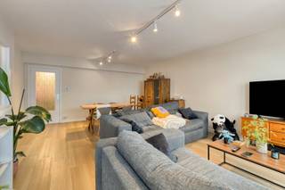 In een rustige straat, nabij het stadscentrum van Diksmuide, stellen we dit gezellige en instapklare tweeslaapkamerappartement aan u voor...