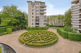 Op een zeer rustige en groene ligging, temidden van een groen park en naast het Brugmannpark, in de Kasteel de Walzinlaan 15, te Ukkel, mooi en standingvol appartement te koop van ± 110 m² op de 3de van een recent en goed onderhouden gebouw.Het appartement biedt:- een ruime inkomhal met apart toilet,- ruime en lichte woonkamer,- Zuidelijk hoekterras van ± 14 m²,- 2 ruime slaapkamers (± 14 en 16 m²),- badkamer (ligbad met douche, 2 wastafels en toilet),- douchekamer (momenteel dienstdoend als wasplaats),- aparte berging, - dubbele garagebox (P60-P61, + 60.000 Euro),- ruime kelder van ± 16 m² (nr 20),- EPC: D+, 156 kWu/(m²jaar),- individuele gasverwarming, - momenteel verhuurd voor lange termijn (dus opzeg van 6 maanden voor eigen bewoning),- concierge in gebouw,- kosten: 166 Euro/maand (gemene delen (concierge, zwembad, feestzaal, park), fonds),Kom zeker een kijkje nemen naar dit uitzonderlijke rustige en groen gelegen appartement!Bestemming: appartementOnroerend goed ingeschreven op de bewaarlijst / beschermd / procedure tot inschrijving of bescherming lopende: neenVerkavelingsvergunning: neenOnroerend goed gelegen in een voorkooprechtperimeter: neenVoorkeurrecht voor de huurder: ja