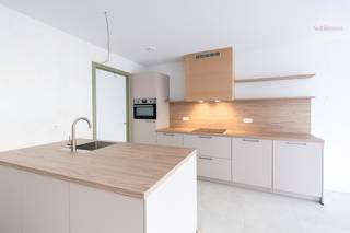 <strong>Gelegen in de dorpskern van Klein Vorst, biedt Residentie Quercus hedendaagse nieuwbouwappartementen met een hoogwaardige afwerking en een doordachte indeling. Comfortabel wonen wordt hier gecombineerd met een uitzonderlijk energiezuinig karakter dankzij een E-peil van E8 of lager, wat resulteert in een aangename woonomgeving en lagere verbruikskosten.</strong><br /><br /><strong>Appartement 2.3 </strong>bevindt zich op de tweede verdieping en combineert een doordachte indeling met hedendaags wooncomfort en een aangename woonbeleving. Met een bewoonbare oppervlakte van 111,20 m² en twee ruime slaapkamers is dit appartement ideaal voor koppels, alleenstaanden met extra ruimtebehoefte of wie op zoek is naar comfortabel en energiezuinig wonen.<br /><br />Via de inkomhal betreedt u de ruime en lichtrijke leefruimte, waar grote raampartijen zorgen voor een aangename lichtinval en een open gevoel. De open, volledig geïnstalleerde keuken sluit naadloos aan op de leefruimte. Vanuit de leefruimte heeft u toegang tot het overdekte terras, een echte meerwaarde waar u het hele jaar door kan genieten van rust en beschutting.<br /><br />Het appartement beschikt over twee comfortabele slaapkamers, die flexibel inzetbaar zijn als slaapkamer, bureau of hobbyruimte. De badkamer is modern en praktisch ingericht met een inloopdouche en een dubbele wastafel. Daarnaast is er een apart toilet en een handige berging/wasplaats.<br /><br />Ook de gemeenschappelijke voorzieningen verhogen het wooncomfort: een verzorgde gemeenschappelijke binnentuin biedt een rustige groene plek om even tot rust te komen, terwijl de gemeenschappelijke fietsenberging en de lift zorgen voor extra gebruiksgemak in het dagelijkse leven.<br /><br /><strong>Duurzaam en toekomstgericht wonen</strong><br />De appartementen voldoen aan de huidige strenge energienormen en behalen een E-peil van 8. Hierdoor geniet u de eerste 5 jaar van een vrijstelling van onroerende voorheffing (K.I.).<br />Elk appartement is uitgerust met:
<ul>
<li>zonnepanelen</li>
<li>vloerverwarming in alle ruimtes (via warmtepomp)</li>
<li>ventilatiesysteem type D</li>
</ul>
Deze technieken zorgen voor een energiezuinige en comfortabele woonomgeving, afgestemd op vandaag én morgen.<br /><br /><strong>Ligging</strong><br />Residentie Quercus combineert een rustige woonomgeving met een vlotte bereikbaarheid. Winkels, scholen, horeca en sportvoorzieningen liggen op wandelafstand. Bovendien zijn de omliggende steden eenvoudig bereikbaar dankzij de nabijheid van de E313.<br /><br /><strong>Parkeerplaatsen en bergingen</strong><br />Ondergrondse parkeerplaatsen en privatieve bergingen zijn niet inbegrepen in de prijs.<br />Deze kunnen afzonderlijk worden aangekocht vanaf € 22.600,00 (excl. btw en registratie).<br /><br /><br /><strong>Voelt dit als een plek waar u zich meteen thuis zou voelen?</strong><br />Neem dan gerust contact met ons op voor meer informatie of een bezoek ter plaatse via<br />info@sublimmo.be of 014 84 83 69.<br /><br />Wij nemen graag de tijd om alles rustig toe te lichten.