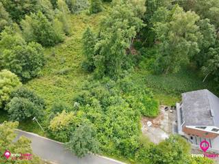 Prachtig gelegen bouwgrond voor openbebouwing (tuin Z-W gericht) met 17.2m straatbreedte die uitkijkt op natuurzone!Bij ImmoFusion 7/7 “open huis” :...