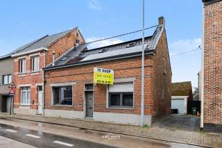 Ben je op zoek naar een instapklare woning met een ideale ligging? Deze charmante halfopen bebouwing in Zele combineert comfort, bereikbaarheid en natuur in één geheel.<br /><br />De woning ligt op wandelafstand van een buurtwinkel, school en tankstation. Het station en diverse winkels bevinden zich op korte fietsafstand. Daarnaast ligt de prachtige Durmevallei vlakbij — ideaal voor wandel- en fietsliefhebbers.<br /><br />Troeven van de woning<br />- Volledig gerenoveerd in 2022<br />- Moderne, volledig uitgeruste keuken met 5-pits gasvuur<br />- 2 volwaardige slaapkamers + bureau/mogelijke 3de slaapkamer<br />- Ruime dressing<br />- 2 toiletten (boven en beneden)<br />- Groot terras van 50 m² bereikbaar via de zijweg<br />- Kelder, garage en stalling met veel opbergruimte<br />- Zonnepanelen aanwezig<br />- EPC B – 192 kWh/m²<br />- Verwarming via condenserende gasketel<br />- Extra gezellige pelletkachel als bijverwarming<br /><br />Deze woning biedt het comfort van een recente renovatie in een rustige omgeving, met alle nodige voorzieningen binnen handbereik.<br /><br />Heeft u intresse in de woning en wenst u meer informatie of kom je graag eens op bezoek? Contacteer mij via het email adres felix@uw-huis.be of bel naar het telefoonnummer 0