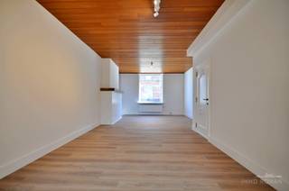 In een verkeersluwe straat in de dorpskern van Kluisbergen vinden we deze volledig vernieuwde woning, voorzien van een praktische uitweg achteraan. <br /><br />We betreden de woning via zijn inkomhal met plaats voor een vestiaire en een apart gastentoilet, uitgerust met een nieuw hangtoilet en lavabo. De lichtrijke leefruimte geniet van hoge plafonds en staat in verbinding met een <strong>splinternieuwe keuken</strong> voorzien van kwalitatieve toestellen en een granieten werkblad. Dankzij de lichtkoepel en het grote schuifraam naar het terras geniet u hier van een overvloed aan natuurlijk licht, en een prachtig overzicht op de tuin. Verder is er nog een volledig vernieuwde badkamer met inloopdouche en een dubbele wastafel.<br /><br />Op de eerste verdieping vindt u een apart toilet en drie slaapkamers, allen voorzien van een nieuwe laminaatvloer en moderne ledverlichting. Via een vaste trap bereiken we de zolderkamer, voorzien van een afgewerkte OSB-vloer die uitstekend geïsoleerd is, en reeds uitgerust met klaarliggende nutsvoorzieningen, alsook voor eventuele zonnepanelen.<br /><br />De woning is <strong>volledig onderkelderd</strong> en opgesplitst in 5 praktische ruimtes: een traphal, de stookplaats met recente hoogrendementsketel op gas, twee bergruimtes en een grote wasplaats met voorzieningen voor was- en droogkast.<br /><br />Buiten geniet u van een ruime, onderhoudsvriendelijke tuin met terras. De <strong>zijdelingse toegang</strong> is bijzonder handig voor het plaatsen van fietsen of het wegbrengen van tuinafval zonder door de woning te moeten.<br /><br /><strong>Extra troeven </strong>van deze woning zijn onder meer de<strong> volledig vernieuwde en gekeurde elektriciteit</strong>, splinternieuw sanitair en het feit dat de woning <strong>volledig geschilderd </strong>is en dus onmiddellijk instapklaar.<br />Meer info? Contacteer Kyamo De Smet: 0479 06 13 71
