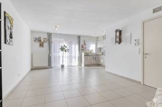 Ruim, instapklaar appartement met 2 slaapkamers, zonneterras en staanplaats te centrum Izegem Het appartement heeft volgende indeling:- Inkomhal...