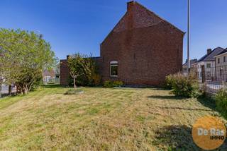 EERSTE KIJKMOMENT - Zat.. 18/4 vanaf 10u op afspraak (053/60.65.60)<br /><br />HAALTERT - Deze zeer praktische en grote renovatiewoning bevindt zich in het landelijke Haaltert op slechts 500 meter van het centrum. Vanuit het centrum bent u direct op de invalswegen richting Aalst en Geraardsbergen. Station van Haaltert is ook in de nabijheid, net zoals warenhuizen, HoReCa en openbaar vervoer.<br />Het huis is een HOB (hoekperceel) met heel veel zon-inval.<br />Het betreft een schitterend renovatieproject, de ruimte is alvast aanwezig en ook de funderingen van de woning zijn uiterst stabiel.<br />Hier kan een pareltje van gemaakt worden.<br />Momenteel is de indeling als volgt: Inkomhal met toegang tot de grote woonkamer en tot een eerste slaapkamer op de benedenverdieping. Vanuit de woonkamer kan je naar de keuken en badkamer. Er is ook nog een 2de slaapkamer aanwezig, deze kan eventueel ook ingezet worden als hobbykamer of werkruimte (bureau).<br />Er is een droge kelder!<br />Op de bovenverdieping liggen nog vele mogelijkheden, momenteel is dit 1 grote, open ruimte, waar naar hartelust kan gerenoveerd worden. 3 extra kamers en extra badkamer bijvoorbeeld, er kunnen gemakkelijk 4 ruimtes worden gecreëerd die door de nieuwe eigenaars naar eigen " goesting" kunnen worden ingevuld.<br />Zin om de handen uit de mouwen te steken en een bezoekje te brengen aan dit pand?<br />Maak gerust een afspraak via 053/60.65.60.<br /><br />De vermelde prijs is een richtprijs. Na ontvangst van de biedingen zal de verkoper beslissen of hij/zij de eigendom verkoopt aan het beste bod. De richtprijs is aldus niet bindend voor de verkoper. Voor meer info kunt u ons contacteren of het reglement raadplegen op onze website.