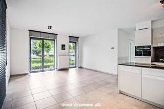 <p><span>Op een centrale ligging in Bonheiden bevindt zich dit instapklare en energiezuinige gelijkvloerse appartement, gebouwd in 2021. </span></p><p><span>U wordt verwelkomd via een inkomhal die toegang biedt tot de lichtrijke leefruimte met grote raampartijen. Aansluitend bevindt zich de open, volledig geïnstalleerde keuken, die samen met de leefruimte een aangename en moderne woonomgeving creëert. Verder beschikt het appartement over een praktische berging, twee volwaardige slaapkamers, een afzonderlijk gastentoilet en een badkamer uitgerust met zowel een ligbad als een douche.</span></p><p><span>Buiten geniet u van een gezellig terras waar het heerlijk vertoeven is.</span></p><p><span>Als extra troef is er een ondergrondse autostaanplaats en kelderberging, wat zorgt voor extra comfort en gebruiksgemak.</span></p><p><span> </span></p><p><span>Het appartement ligt bovendien strategisch tussen Mechelen en Antwerpen, met een vlotte verbinding naar de R6 en E19. </span></p><p><span> </span></p><p><span>Onmiddellijk beschikbaar.</span></p>