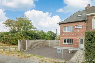 <p>Deze <strong>ruime woning met vier slaapkamers</strong> biedt heel wat mogelijkheden voor wie op zoek is naar een gezinswoning die verder naar eigen smaak kan worden ingericht.</p>
<p>Via de <strong>aparte inkomhal</strong> bereikt u de leefruimte, die is uitgerust met een <strong>pelletkachel en airconditioning</strong>. Verder beschikt het gelijkvloers over een keuken die naar eigen smaak kan worden opgefrist en een <strong>te renoveren badkamer</strong>.</p>
<p>Aan praktische ruimte is er geen gebrek: de woning beschikt over een <strong>garage met aansluitende berging</strong>, een bijkomende buitenberging en een kelder.</p>
<p>Op de eerste verdieping bevinden zich <strong>drie slaapkamers</strong>. De zolderverdieping werd ingericht als <strong>vierde slaapkamer</strong>, waardoor de woning bijzonder geschikt is voor een gezin of voor wie extra ruimte zoekt voor een bureau of hobbykamer.</p>
<p>Buiten geniet u van een <strong>terras en tuinzone</strong>, die nog volledig naar eigen smaak kunnen worden afgewerkt. De oprit en omgeving bieden bovendien <strong>voldoende parkeergelegenheid</strong>.</p>
<p>De woning wordt verwarmd via een <strong>recent vernieuwde gasketel</strong> en vormt een mooie basis voor wie <strong>ruimte, functionaliteit en renovatiepotentieel</strong> wil combineren.</p>
<p>Een woning met <strong>vier slaapkamers, veel bergruimte, een garage en buitenruimte</strong>, die met de juiste persoonlijke toets kan uitgroeien tot een bijzonder aangename gezinswoning.<br /><br /><span><strong>Interesse? <br /></strong>Contacteer<strong> Delphine</strong> via<strong> 0471 855 172 </strong>of <strong>delphine@valorvastgoed.be </strong>voor bijkomende informatie of een bezichtiging.</span></p>