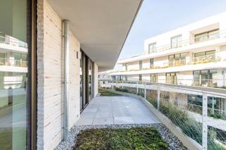 <span><span><strong>Geniet van 6% btw, ook interessant voor investeerders! Informeer naar de voorwaarden.</strong><br /><br />De Bonnefant, Wonen in het midden van de stad en toch omgeven door groen. Een iconisch gebouw op een centrale en culturele locatie waar er ruimte is voor luxe, een onvergetelijke woonervaring of zorgeloos wonen in een assistentiewoning. <br /><br />Tussen de gebouwen van De Bonnefant is een <strong>groene doorsteek</strong> gecreëerd die de Demerstraat rechtstreeks verbindt met het begijnhof. Gezellig vertoeven in één van de twee gemeenschappelijke binnentuinen of liever een barbecue met de buren? Bovendien hebben de terrassen geïntegreerde plantenbakken die zijn uitgerust met een automatisch beregeningssysteem. Een extra groene beleving is verzekerd.<br /><br />Het bestaande RTT-gebouw is volledig gerenoveerd met het behoud van de Hasseltse authenticiteit en verder uitgebreid met energiezuinige nieuwbouw. Parkeren in het centrum is geen evidentie maar toekomstige bewoners van De Bonnefant kunnen parkeren in de ruime ondergrondse parkeerplaats. Je kan ook je fiets kwijt in de fietsenstalling. <br /><br /></span></span>
<p><strong>ASSISTENTIEWONING A3 AS 02</strong> - verdiep 3</p>
<span><span>- bewoonbare oppervlakte: 63,70 m²<br />- oppervlakte terras: 12,85 m²<br />- leefruimte met open keuken<br />- terras met zicht op de gezellige verkeersvrije Bonnefantensteeg<br />- slaapkamer met ensuite-badkamer<br />- berging<br />- ideale investeringsopbrengst<br /></span></span>
<p><br />GENIET VAN <strong>6% btw</strong> (onder voorwaarden). Vermelde prijs is exclusief ondergrondse parkeerplaats en exclusief registratie, btw en notariskosten. Alle appartementen werden intussen volledig afgewerkt en zijn <strong>onmiddellijk bewoonbaar.</strong></p>
<span>Wij ontzorgen je ook voor <strong>de verkoop </strong>van je <strong>huidige woning</strong>! Voor meer uitleg helpen we je graag verder.<strong><br /></strong><br /></span>