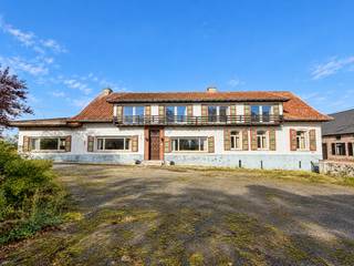 Te renoveren <strong>HOEVE / PROJECTGROND</strong> met tal van mogelijkheden op een <strong>RUIM PERCEEL VAN 2.577M² </strong>in woongebied met landelijk karakter! Met een <strong>STRAATBREEDTE VAN CA. 35 METER</strong> biedt deze eigendom diverse opties voor realisatie van <strong>KLEINSCHALIG NIEUWBOUWPROJECT</strong>. De hoeve beschikt op heden over verschillende leefruimtes, 2 keukens, een wasplaats, bijkeuken, kelder, <strong>5 SLAAPKAMERS</strong>, 2 badkamers en 2 toiletten. De ruime zolder biedt <strong>BIJKOMEND UITBREIDINGSPOTENTIEEL</strong>. Buiten geniet u van een <strong>ZUIDWEST GERICHTE TUIN</strong>, terras, koer en een <strong>VEELZIJDIG BIJGEBOUW VAN CA. 208M²</strong>, ideaal als atelier, opslagruimte of voor verdere herbestemming. De <strong>LANDELIJKE WOONOMGEVING</strong> vormt een aantrekkelijke troef voor wie rust en ruimte zoekt, doch <strong>VLOT VERBONDEN MET BRAKEL EN GERAARDSBERGEN</strong>. Een veelzijdige eigendom vol <strong>POTENTIEEL VOOR RENOVATIELIEFHEBBERS, ZELFSTANDIGEN EN INVESTEERDERS.</strong><br /><br />Adres: Steenweg 22 te Parike (Brakel)<br /><br />Renovatieplicht van toepassing; P-score: B, G-score: B; Bestuursmaatregelen in maatregelenregister: