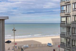 Ontdek dit prachtig deels gerenoveerde appartement op een uiterst centraal gelegen toplocatie aan zee. Het appartement maakt deel uit van...
