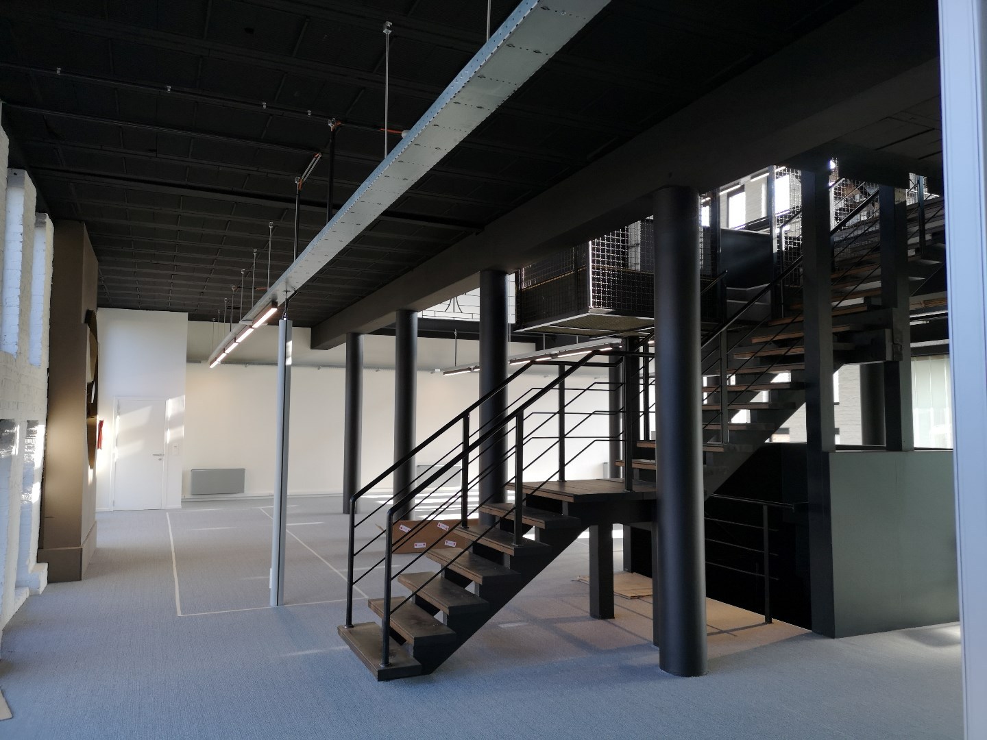 Gelijkvloers loftkantoor van 450m² met parking - foto 4