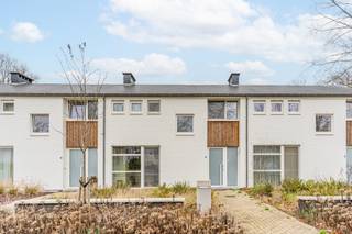 Gezinswoning met 3 slaapkamers Prachtige gezinswoning in het groen aan het water, met 3 slaapkamers, badkamer, leefruimte met open keuken en...