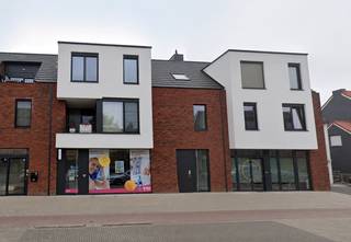 Dit prachtig appartement situeert zich in het nieuwbouwproject ‘Columbus’ en is hoogwaardig afgewerkt volgens de laatste nieuwe normen. Indeling: een inkomhal, een lichtrijke woon- en eetkamer 26m² met toegang tot het terras van maar liefst 41m² door middel van een grote schuifraam. Een open ingerichte keuken die is uitgerust met een koelkast, een combi-oven, een vaatwasser, een elektrische kookplaat en opbergkasten. Vanuit de nachthal heeft u toegang tot de wasplaats, het apart toilet, 2 slaapkamers (10m² en 12m²) en een badkamer die voorzien is van een ligbad, een douche en een wandmeubel. In de ondergrondse verdieping heeft u een autostaanplaats en een kelderberging ter beschikking en is er een gemeenschappelijke fietsenstalling. U vertoeft hier op wandelafstand van verschillende supermarkten, winkels, openbaar vervoer en snelwegen. Het appartement bevindt zich aan de achterzijde van de residentie.