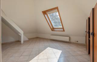 <p>Deze villa in de dorpskern van Sint-Ulriks-Kapelle biedt een combinatie van ruimte, degelijkheid en hedendaags confort. Ze is gelegen op een prachtig perceel van 15 are 7 centiare met prachtig zicht op een groene zone, op een uiterst rustige en discrete locatie, doch nabij invalswegen, winkels en andere voorzieningen.</p><p>Doorheen de jaren werd deze woning op verscheidene vlakken vernieuwd en gemoderniseerd (o.a. dakrenovatie, installatie warmtepomp, PV-panelen en meer). Dit leidt tot een gunstig EPC-label B, de charme van deze statige woning gaat zo hand in hand met energiezuinigheid.</p><p>Bij het betreden van de woning wordt u verwelkomd in een ruime inkomhal met vestiaire en een gastentoilet. De ruime leefruimte in L-vorm en met zicht op de tuin en zwembad zijn verbonden aan de half-open geinstalleerde keuken. Hier is voldoende ruimte voor een groot salon en een ruime eetplaats.</p><p>Op het gelijkvloers bevindt zich bovendien één slaapkamer met dressing, deze ruimte leent zich ook als bureau, praktijkruimte of hobbykamer. Hierdoor biedt de woning ook mogelijkheden voor wie wonen en werken wenst te combineren.</p><p>De eerste verdieping omvat vier ruime slaapkamers, een badkamer, een aparte douchekamer en een bijkomend toilet met praktische berging. Een kelder met technieken hoek en inpandige garage voor één wagen zijn extra bergplaatsen. Daarnaast beschikt de woning over ruime parkeermogelijkheden vooraan.</p><p>Buiten vormt het zonnige terras de ideale plek om tot rust te komen en volop te genieten van de prachtig aangelegde tuin met open verzicht en volledige privacy. Het zwembad en het zonnig terras creëren een echt vakantiegevoel in eigen huis.</p><p>Met enkele lichte opfrissingswerken maakt u van deze stijlvolle woning een absolute parel op een rustige locatie in Sint-Ulriks-Kapelle. Een unieke opportuniteit voor wie op zoek is naar een ruime en karaktervolle villa met hedendaags comfort en een prachtige buitenbeleving.</p>
