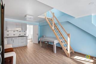 <p><span>Bod vanaf €249.950 (Mits aanvaarding door de eigenaars). </span></p><p><span>In het hart van Vilvoorde bevindt zich deze karaktervolle woning die momenteel is ingericht voor gemengd gebruik, maar zich uitstekend leent om te worden omgevormd tot een ruime en comfortabele eengezinswoning. Op de eerste verdieping bevindt zich een royale slaapkamer met aansluitende dressing en een eerste badkamer. Vanuit de dressing heeft u directe toegang tot een aangenaam dakterras, een ideale plek om tot rust te komen midden in de stad. De tweede verdieping biedt een lichtrijke leefruimte met open keuken, perfect voor gezellige avonden met familie of vrienden. Ook vindt u hier een tweede badkamer, wat zorgt voor extra comfort. De zolderverdieping is ingericht als tweede slaapkamer en vormt een knusse, private ruimte. Op het gelijkvloers vindt u momenteel nog een commerciële ruimte met een aparte bureauruimte. Deze kan eenvoudig worden geïntegreerd in de woning en bijvoorbeeld worden ingericht als extra leefruimte, hobbyruimte of thuiskantoor. Vanuit de bureauruimte heeft u toegang tot een afzonderlijk toilet en tot de koer. De kelder zorgt voor praktische bergruimte en herbergt de verwarmingsinstallatie van hoge kwaliteit. Hoewel er nog werk is aan de woning, biedt dit u de kans om het pand volledig naar eigen smaak in te richten en zo een echte thuis te creëren met meerwaarde. Dankzij de centrale ligging en de vele indelingsmogelijkheden is dit een unieke kans voor wie op zoek is naar een woning met potentieel in het centrum van Vilvoorde.</span></p><p><span> </span></p>