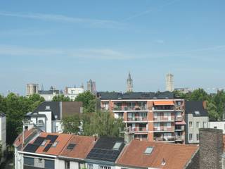 <p><strong>Appartement met panoramisch stadszicht op toplocatie nabij de Coupure</strong><br /><br />Voor meer informatie: info@carloeggermont.be<br /><br />Dit op te frissen hoekappartement bevindt zich op de zesde verdieping van een residentieel gebouw op de kruising van de Martelaarslaan en de Bijlokevest. Dankzij de centrale ligging geniet u van een panoramisch uitzicht over de Gentse binnenstad, op wandelafstand van de Coupure, de Kouter en de belangrijkste winkelstraten.<br /><br />Met een bruto vloeroppervlakte van 104 m² (excl. balkon) beschikt het appartement over een praktische indeling. De inkomhal met gastentoilet geeft toegang tot de lichtrijke leefruimte, de keuken en het balkon. Verder zijn er twee volwaardige slaapkamers en een centrale badkamer met een tweede toilet.<br /><br />De grote raampartijen zorgen voor een overvloedige lichtinval en versterken het open karakter van het appartement. Mits een doordachte opfrissing vormt deze eigendom een interessante opportuniteit op een gegeerde locatie. Het appartement behaalt bovendien een gunstig EPC-label C (228 kWh/m²/jaar).<br /><br />Vanaf 1 september 2026 worden de voor- en zijgevel van de residentie vernieuwd. De definitieve kostenverdeling voor deze werken wordt momenteel nog opgevraagd.<br /><br />Een privatieve garagebox en kelderberging zijn afzonderlijk aan te kopen voor € 35.000.<br /><br /><strong>Kortom, een ruim en lichtrijk appartement met veel potentieel, een uitstekende ligging en een uitzonderlijk stadszicht.</strong></p>