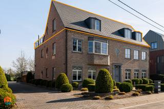 Op een uitstekende locatie te Sint-Katelijne-Waver bevindt zich dit instapklaar dakappartement met zeer ruim terras. U geniet hier van een goede bereikbaarheid, toch nabij het centrum met winkels, scholen en het openbaar vervoer.<br /><br />Het appartement bevindt zich op de bovenste verdieping van dit kleinschalig appartementsgebouw. We betreden het appartement via de inkomhal. De ruime leefruimte geniet van veel lichtinval en kan ingericht worden met een gezellige zithoek en eetplaats. De open keuken is mooi geïntegreerd in het geheel en voorzien van kwalitatieve toestellen. De nachthal geeft ons verder toegang tot 1 slaapkamer, een aparte berging en de badkamer uitgerust met lavabo en douchebad. Vanuit de leefruimte kunt u ook de zolder bereiken, momenteel ingericht als tweede slaapkamer. Op het prachtig terras kunt u steeds in alle rust en privacy genieten van het mooie weer. Indien gewenst kan er een private garagebox met aansluiting voor elektriciteit en water bij aangekocht worden voor €30.000.<br /><br />Dit is een uitstekende opportuniteit als u op zoek bent naar een prachtig appartement met ruim dakterras op toplocatie te Sint-Katelijne-Waver. Contacteer ons voor meer informatie op 0479/47.09.61 of neem een kijkje op www.boonstravastgoed.be . <br /><br />Bijzonderheden: <br />- Ruim<br />- Uniek terras<br />- Uitstekende locatie