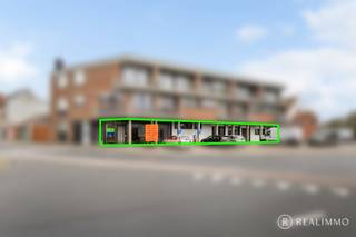 LiggingDit uitstekend gelegen appartement met handelsruimte bevindt zich in het hart van Kuurne, op de hoek van de Hulstsestraat en...