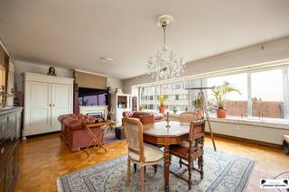 <h3><span>Ruim en lichtrijk appartement van 126 m² met terras in het hart van Borgerhout</span></h3><p><span>Op de </span><span>5de verdieping</span><span> van een goed onderhouden gebouw in </span><span>Borgerhout</span><span> bevindt zich dit uitzonderlijk </span><span>ruime en lichtrijke appartement</span><span> met een bewoonbare oppervlakte van maar liefst </span><span>126 m²</span><span>.</span></p><p><span>Bij het binnenkomen valt meteen de </span><span>grote leefruimte</span><span> op, afgewerkt met een </span><span>mooie parketvloer</span><span> en badend in het natuurlijke licht dankzij de grote raampartijen. Aansluitend vind je de </span><span>volledig ingerichte keuken</span><span>. Het appartement beschikt over </span><span>twee zeer ruime slaapkamers</span><span> van respectievelijk </span><span>ca. 16 m²</span><span> en </span><span>ca. 18 m²</span><span>, wat voldoende plaats biedt voor een groot bed, kasten en zelfs een bureau.</span></p><p><span>De </span><span>badkamer</span><span> is ruim en voorzien van een </span><span>douche</span><span> en </span><span>dubbele wastafel</span><span>, waardoor comfort en gebruiksgemak centraal staan.</span></p><p><span>Aan de </span><span>achterzijde van het gebouw</span><span> bevindt zich een </span><span>aangenaam terras</span><span>, waar je in alle rust kunt genieten.</span></p><p><span>Tot slot beschikt het appartement over een </span><span>privatieve kelderberging</span><span> handig voor extra opslagruimte.</span></p><p><span>Troeven op een rij:</span></p><ul><li><span>126 m² bewoonbare oppervlakte</span></li><li><span>2 zeer ruime slaapkamers (mogelijk 3 slaapkamers)</span></li><li><span>Energiezuinig: EPC-label B</span></li><li><span>Lichtrijke leefruimte met parketvloer</span></li><li><span>Ingerichte keuken</span></li><li><span>Ruime badkamer met douche en dubbele wastafel</span></li><li><span>Rustig terras aan de achterzijde</span></li><li><span>Privatieve kelderberging</span></li></ul><p><span> </span></p>