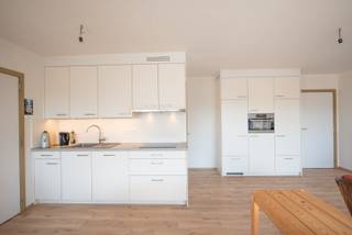 Mooi afgewerkt, lichtrijk en instapklaar appartement (bj 2019) op de eerste verdieping in een kleinschalige residentie met lift.<br />Het appartement beschikt over een mooie leefruimte en open, volledig geïnstalleerde keuken (combi-oven, inductiekookplaat, frigo en vaatwasser) met veel kastruimte. Cv met hogerendementsketel, epc A.<br />De living geeft uit via het leuke, overdekte terras (3x2) op de rustige straat.<br /><br />Er is één slaapkamer, een mooie badkamer met inloopdouche, berging en apart toilet.<br /><br />Brede garage, rolstoeltoegankelijk en met veel bergruimte aan te kopen (35.000€). Kwalitatief afgewerkte, kleine residentie op zeer gunstige locatie.<br />Het Gaverke met al zijn handelszaken, de markt, de scholen en het station bevinden zich op wandelafstand. Autoluwe straat met éénrichtingsverkeer, op 500m van de markt.<br /><br />Het appartement werd net gevliesd, geschilderd en voorzien van gordijnen. (foto' s volgen)<br /><br />Vraag nu uw bezoek aan via kristoff@immoroba.be.
