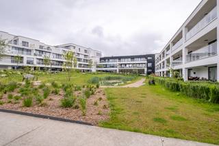 <strong>Te koop in Veurne</strong> - Moderne assistentieflat in Residentie Zuidburg <br /><br /><strong>Indeling</strong>: <br />Volledig ingerichte open keuken met leefruimte en een slaapkamer met gemakkelijke doorgang naar de badkamer. Terras met zicht op de binnentuin. <br /><br /><strong>Voor wie: </strong><br />Ideaal alternatief voor iemand die wat ouder wordt, maar toch zelfstandig wil wonen met de nodige extra hulp ter beschikking. <br /><br />Te vermeerderen met <strong>12% BTW. </strong><br /><br /><strong>Troeven: </strong><br />- Ligging nabij centrum Veurne <br />- Openbaar vervoer op wandelafstand <br />- Winkels op wandelafstand <br />- Overal een gemakkelijke toegang met rollator of rolstoel <br />- Aanwezigheid van Brasserie, kapsalon, fitness, polyvalente ruimte en bibliotheek in de residentie <br /><br /><strong>Interesse</strong>? Bel ons via 058 31 58 58 of mail ons via info@eravandenbussche.be