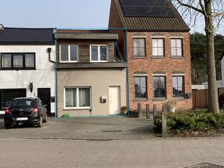 Deze fijne instapklare rijwoning is rustig gelegen in een aangename straat in Oelegem, op wandelafstand van het prachtige Vrieselhof en vlakbij...