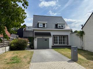 INDELINGGELIJKVLOERSInkomhal ca. 9 m² - grijze keramische tegelvloerLiving ca. 34 m² - planken parket - schouwKeuken ca. 10 m² - grijze keramische...