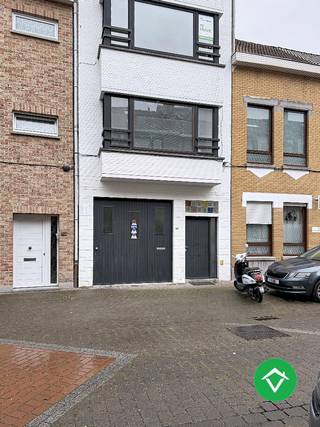 Dit recent gerenoveerd appartement in Oostende bestaat uit: inkomhal - woonkamer - keuken - afzonderlijk toilet - badkamer - 2 slaapkamers - terras. <br /><br />Het appartement beschikt zich over een conforme elektrische installatie, EPC C, is onmiddelijk beschikbaar met een huurprijs van 850€ per maand (syndic kosten inbegrepen in de huurprijs).