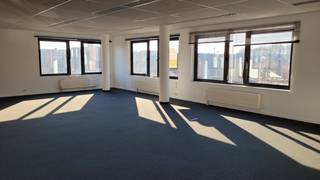 Roeselare, stadsrand: Vlot bereikbare zeer ruime open en lichtrijke kantoorruimte (172m2) met parking aan ring van RoeselareIndeling: 6,8m x 4m en...