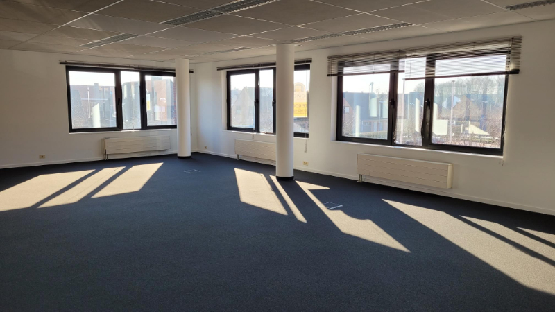 Roeselare, stadsrand: Vlot bereikbare zeer ruime open en lichtrijke kantoorruimte (172m2) met parking aan ring van Roeselare - foto 2