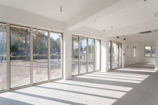 Dit hoogwaardig afgewerkt kantoorgebouw is gelegen op een zichtbare hoek locatie aan de Desguinlei en de Karel Oomsstraat, in de gewilde Markgravewijk, net binnen de Antwerpse Binnensingel. De uitstekende bereikbaarheid maakt deze locatie bijzonder interessant voor professionals, dienstverleners en handelaars die op zoek zijn naar een kantoorruimte met uitstraling én vlotte verbindingen. Dankzij de nabijheid van de opritten Berchem (E19/E34), het station Antwerpen-Berchem, en diverse tram- en busverbindingen voor de deur, is het gebouw eenvoudig bereikbaar en biedt de prominente ligging bovendien extra zichtbaarheid en commerciële meerwaarde.<br /> <br />Dit gerenoveerde kantoorgebouw naar ontwerp van sculp[IT]architecten omvat maar liefst 6 niveaus, met een totaal bruikbaar oppervlak van ca. 425 m², aangevuld met een privatief terras op de bovenste verdieping. Het geheel is recent volledig gerenoveerd/opgetopt met oog voor kwaliteit, comfort en hedendaags design.<br /> <br />Indeling:<br />•Kelder: 55 m² – ideaal voor archief, stockage of technische installaties<br />•Gelijkvloers: 85 m² – representatieve inkomhal en polyvalente kantoorruimte of afzonderlijke (handels/horeca ruimte) <br />•1e verdieping: 95 m² – open werkruimte of mogelijkheid tot indeling in kantoren<br />•2e verdieping: 85 m² – aansluitende kantoorruimte, vergaderruimte mogelijk<br />•3e verdieping: 65 m² – lichtrijke verdieping, bijv. directiekantoor of lounge<br />•4e verdieping: 40 m² – afgewerkt met een privé terras van 6 m²<br /><br />Uitzonderlijk mooi afgewerkt kantoorgebouw, contacteer ons nu voor meer info of een bezoek ter plaatse!