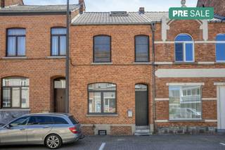 Deze woning, oorspronkelijk gebouwd in 1930 en gerenoveerd in 2009, combineert authentieke charme met hedendaags wooncomfort. Met een bewoonbare oppervlakte van maar liefst 152 m² op een perceel van 2a60ca biedt deze woning verrassend veel ruimte en een aangename indeling. Bij het binnenkomen wordt u verwelkomd in de inkomhal, die tevens toegang geeft tot de kelderruimte. Verder leidt de hal naar de gezellige leefruimte. De woonkamer sluit naadloos aan op de keuken, waardoor een open en aangename woonbeleving ontstaat.De vele raampartijen zorgen voor een overvloed aan natuurlijk licht, wat de leefruimtes aangenaam maakt. Vanuit de woonkamer en keuken geniet u bovendien van een prachtig zicht op de tuin. Deze groene buitenruimte vormt een absolute troef van de woning en biedt een heerlijke plek om te ontspannen. Dankzij de gunstige oriëntatie van de tuin kan u hier optimaal genieten van het buitenleven.Op de eerste verdieping bevinden zich twee ruime slaapkamers en een badkamer. De tweede verdieping beschikt over een derde slaapkamer met aansluitend een tweede badkamer, wat extra comfort en privacy biedt.Doorheen de woning werd veel aandacht besteed aan praktische opbergruimte. Talrijke ingebouwde kasten zorgen ervoor dat elke ruimte optimaal benut wordt en dragen bij aan een nette en georganiseerde woonomgeving.De eigendom wordt aangeboden via de Pre-sale formule. Op 24/06/2026 tussen 16:00 en 18:00 kan u de woning op afspraak komen bezichtigen en een bod uitbrengen. De vermelde prijs is een instelprijs. Voor meer info, gelieve contact op te nemen met de dossierverantwoordelijke.Bestuursmaatregelen in het maatregelenregister: nee