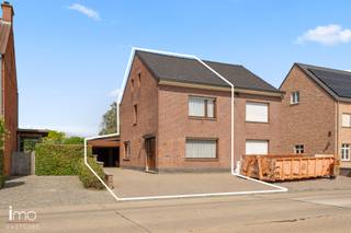 <p>Halfopen bebouwing vlakbij het centrum van Hallaar.<br /><br />Het gelijkvloers van deze woning biedt een verrassend ruime en praktische indeling. Via de inkomhal betreedt u de gezellige leefruimte met eetkamer, die naadloos aansluit op de volledig ingerichte keuken. Dankzij de centrale ligging vormt de keuken het hart van de woning en biedt ze een vlotte verbinding met de overige ruimtes.<br />Verder beschikt het gelijkvloers over een royale kamer van die gebruikt wordt als werkkamer, een 2e badkamer en een garage.<br />Achteraan de woning geniet u van een aangename veranda die uitkijkt op de tuin en een ideale plek vormt om te ontspannen. Dankzij de doordachte indeling combineert deze woning comfortabele woonruimtes met tal van praktische voorzieningen, waardoor ze perfect geschikt is voor gezinnen, thuiswerkers of wie op zoek is naar gelijkvloers wonen met extra ruimte.<br />Op de eerste verdieping vinden we verder nog 2 ruime slaapkamers terug.<br />Als extra heeft de woning nog een ruime zolder en kelder.<br /><br />Voor meer info contacteer ons op het nummer +32 15 34 34 54 of mail naar sander.deloose@imovastgoed.be.<br />Bekijk zeker ook onze website www.imovastgoed.be.</p>