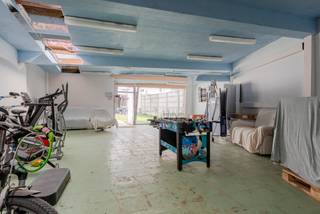 Ontdek deze instapklare en zeer ruime woning op de grens Kortrijk-Heule. Deze woning is ideaal voor zij die op zoek zijn naar dat tikkeltje extra. Een eigen praktijkruimte, een leuke hobbyruimte of een praktische opslagruimte... deze woning biedt alvast heel wat mogelijkheden.<br /><br />BELANGRIJKE TROEVEN:<br />- Extra ruimte die naar wens kan ingevuld worden<br />- Gunstig EPC (LABEL C)<br />- Ruime garage (voldoende hoogte voor bestelwagen)<br />- Centrale ligging nabij voorzieningen<br /><br />De inkomhal biedt toegang tot de lichtrijke woonkamer. Aansluitend bevindt zich de ruime keuken voorzien van alle nodige toestellen. Van hieruit hebt u ook toegang tot de praktische kelder. Achteraan de woning bevindt zich een eerste van twee badkamer met een apart toilet.<br /><br />Op de bovenverdieping zijn 3 ruime slaapkamers waarvan 2 te bereiken zijn via de dressing. Bovendien beschikt de woning over een 2e badkamer met ligbad en extra toilet. De 4e slaapkamer sluit aan op de badkamer en is momenteel ingericht als bureau.<br /><br />De woning is voorzien van een grote garage met voldoende hoogte voor een bestelwagen. Via de garage bereik je de aangelegde tuin met op het einde van de tuin een grote multifunctionele ruimte, in te richten naar wens. <br /><br />Plan snel jouw bezoek in!