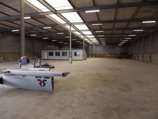 Magazijn van 1800m² gelegen op het industrieterrein Genk-Zuid, op enkele kilometers van zowel de E313 als de E314 (met directe verbindingen...