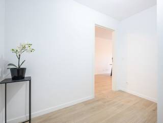 <span><strong>LAEKEN</strong></span> - APPARTEMENT DUPLEX avec 3 grandes chambres (12m² - 13m² - 18m²) et 2 salles de bain. Petite copropriété avec des appartements de 2 et 3 chambres. Appartement comprenant un hall d'entrée, un SALON de 39 m² donnant sur une TERRASSE spacieuse (9,7m²), une cuisine séparée, des toilettes invités et un premier espace de rangement. A l'étage se trouve les chambres, le 2ème débarras, les salles de bains et une petite terrasse. Super PEB A- avec utilisation partagée des PANNEAUX SOLAIRES et ISOLATION EXTRA HAUTE. Cave à acheter, parking en option. Vente soumise aux droits d'enregistrement (12,5%) sur la valeur du terrain et à la TVA (21%) sur la valeur de la construction. Visitez maintenant EXCLUSIF avec TREVI !