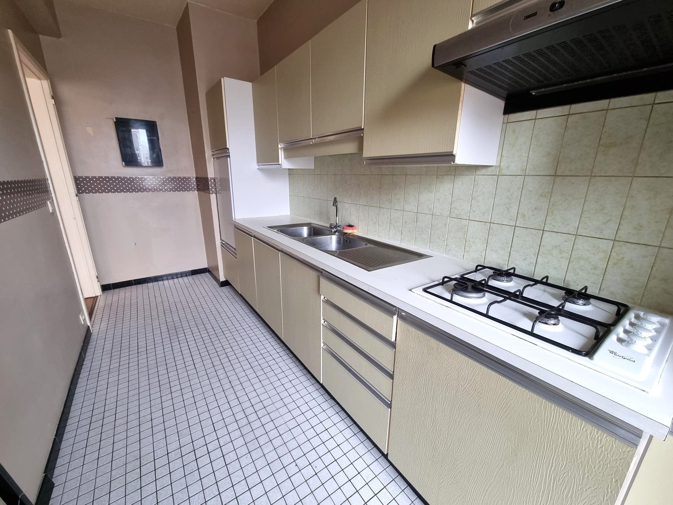 Verzorgd en ruim appartement van 97m², met 2 slaapkamers, terras aan de achterzijde en private kelderberging . - foto 4