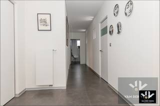 <strong>Investeringsappartement met lange termijnhuuropbrengsten! </strong><br /><br />Huidige eigenaars (zonder kinderen) wensen hun appartement te verkopen en zelf terug te huren (lange termijnhuurcontract). <br />De verkoopprijs is bespreekbaar in functie van de huurprijs. <br />Penthouse wordt dus enkel verkocht als opbrengstvastgoed aan investeerders die op zoek zijn naar een <strong>g</strong><u><strong>egarandeerd rendement mét kapitaalbehoud</strong></u>. <br /><br /><br /><u><strong>Troeven</strong>:</u>
<ul>
<li>Topligging in Hollands Veld (tussen grote & kleine ring van Hasselt)</li>
<li>Vlotte bereikbaarheid via invalswegen & E313</li>
<li>Penthouse (bovenste verdieping) met hoogwaardige architectuur</li>
<li>141 m² bewoonbare opp.</li>
<li>2 ruime terrassen met zonneluifels</li>
<li>60 m² leefruimte met open keuken</li>
<li>Grote raampartijen met elektrische screens</li>
<li>2 slaapkamers (1 ingericht als dressing)</li>
<li>Volledig uitgeruste badkamer + apart toilet</li>
<li>Luxe afwerking, perfect onderhouden</li>
<li>Interessante opbrengsteigendom</li>
</ul>
<br /><strong>Locatie</strong> - Absoluut topappartement gelegen in de wijk “Hollands veld” tussen de grote en kleine ring van Hasselt. Deze penthouse is gelegen op de bovenste verdieping van dit complex waar de nadruk gelegd werd op een mooie architectuur, een hoogwaardige afwerking, ruime appartementen en een aangename woonbeleving. Een prestigeproject aan de Hasseltse stadsrand op een zeer gegeerde locatie en met een uitstekende bereikbaarheid vanuit de diverse invalswegen en de op- en afrit van de E313 autosnelweg.<br /><br /><strong>Indeling</strong> - Met een bruto oppervlakte van 141m<sup>2</sup> (excl. terras) is er aan ruimte zeker geen gebrek in het appartement met ondermeer de gigantische leefruimte van maar liefst 60m<sup>2 </sup>met open keuken en aansluitend het zeer ruim terras.<br />Er zijn 2 slaapkamers waarvan één toegang geeft tot het tweede terras en de andere ingericht werd als dressing. Verder nog de centrale hal, een ruime berging/wasplaats, een apart toilet en een badkamer met douche, toilet en wastafel. Opvallend is zeker de grote raampartij, met elektrische screens, in de leefruimte wat zorgt voor veel lichtinval en een toffe interactie tussen het binnen- en het buitenleven. Het terras werd ook voorzien van twee zonneluifels die bijna het volledig terras overdekken.<br /><br /><strong>Conclusie</strong> - Een pareltje aan de Hasseltse stadsrand op het gebied van locatie, ruimte en afwerking. Uiterst luxueuze penthouse dat door de huidige eigenaars tot in de kleinste details ingericht en onderhouden werd. Een ideale opbrengsteigendom met een verzekerde opbrengst. Voor meer info hieromtrent informeren we jullie graag. De huidige eigenaars zouden in het pand levenslange huur blijven betalen, wat wil zeggen een gegarandeerd rendement! <br /><br />Ons team leidt u graag rond!
