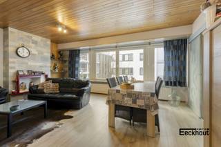 Dit verzorgde appartement bevindt zich op de vierde verdieping van de residentie West End, op enkele passen van de Groentemarkt, de winkelstraat, het strand en het station!<br />Het ruime appartement (96 m²) is ingedeeld als volgt:<br />inkomhal met vestiairekast, grote woonkamer, aparte keuken, ruime berging met ingemaakte kast en aansluiting voor wasmachine, apart toilet, badkamer met ligbad en lavabo en 2 volwaardige slaapkamers, waarvan één met ingemaakte kasten.<br />Verder is er nog een private kelder en een gemeenschappelijke afvalberging.<br />Het appartement is asbestvrij en bovendien is de elektrische keuring conform.<br />Werkelijk een aanrader! Geschikt als vaste woonst, maar door zijn topligging ook als vakantieverblijf!