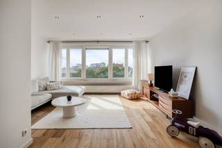 Op zoek naar een prachtig gerenoveerd stekje? Dit lichtrijke appartement te koop bevindt zich op de vierde en tevens hoogste verdieping. U bereikt de woning comfortabel met de lift. Bij het binnentreden valt meteen de overvloedige lichtinval en de stijlvolle parketvloer op, die doorloopt in bijna het gehele appartement. De leefruimte vormt één mooi geheel met de ingerichte open keuken. Via de nachthal heeft u toegang tot een gastentoilet, 3 slaapkamers, een badkamer, en een handige nis met wasmachine-aansluiting. Dankzij grondige renovatie geniet u hier van een zorgeloze en kwalitatieve thuis. Doordat iedereen behalve dit appartement in het gebouw is losgekoppeld van de gemeenschappelijke verwarming, gebruikt enkel u nog de ketel. <br /><br />Bijzonderheden:<br />- Grondig en kwalitatief gerenoveerd in 2024 met o.a. HR-glas en nieuw dak<br />- Elektriciteit conform<br />- Kleinschalig gebouw<br />- Kelderberging inbegrepen<br /><br />Dit vastgoed kent een uitstekende bereikbaarheid. Met het openbaar vervoer voor de deur staat u zo in Antwerpen, terwijl 3 parken op wandelafstand zorgen voor groen. Wie droomt van een instapklaar appartement in Merksem, vindt hier de perfecte match.<br /><br />Bent u geïnteresseerd om dit vastgoed te kopen in Merksem? Aarzel dan niet om ons te contacteren. Het Dewaele vastgoedkantoor van Merksem te Lambrechtshoekenlaan 183 staat graag tot uw dienst. Had u graag een gratis schatting van uw eigendom via ons immokantoor? Bel ons voor een vrijblijvend gesprek of mail naar maxime.weyler@dewaele.com.<br /><br />Bestuursmaatregelen in het maatregelenregister: nee