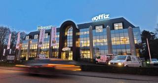 Modulair werken op een inspirerende locatie in Business-center d'Offiz te Turnhout. <br />Gelegen aan de Parklaan (Ring Turnhout) in een kantoorgebouw van 3200 m². <br /><br />Unit 240m²: privatief kantoor van 120m² + deel 50% gemeenschappelijke ruimte – dienstencontract van 40% huur en 60% diensten + BTW op basis van 2 personen.<br /><br />Nettohuur enkel is ca. 78 €/m² <br /><br />Volgens het dienstencentrum principe en ter beschikking + BTW<br />Detailprijs op aanvraag afhankelijk van 3 factoren:<br />- flexibiliteit<br />- aantal m²<br />- aantal personen<br /><br />www.doffiz.com